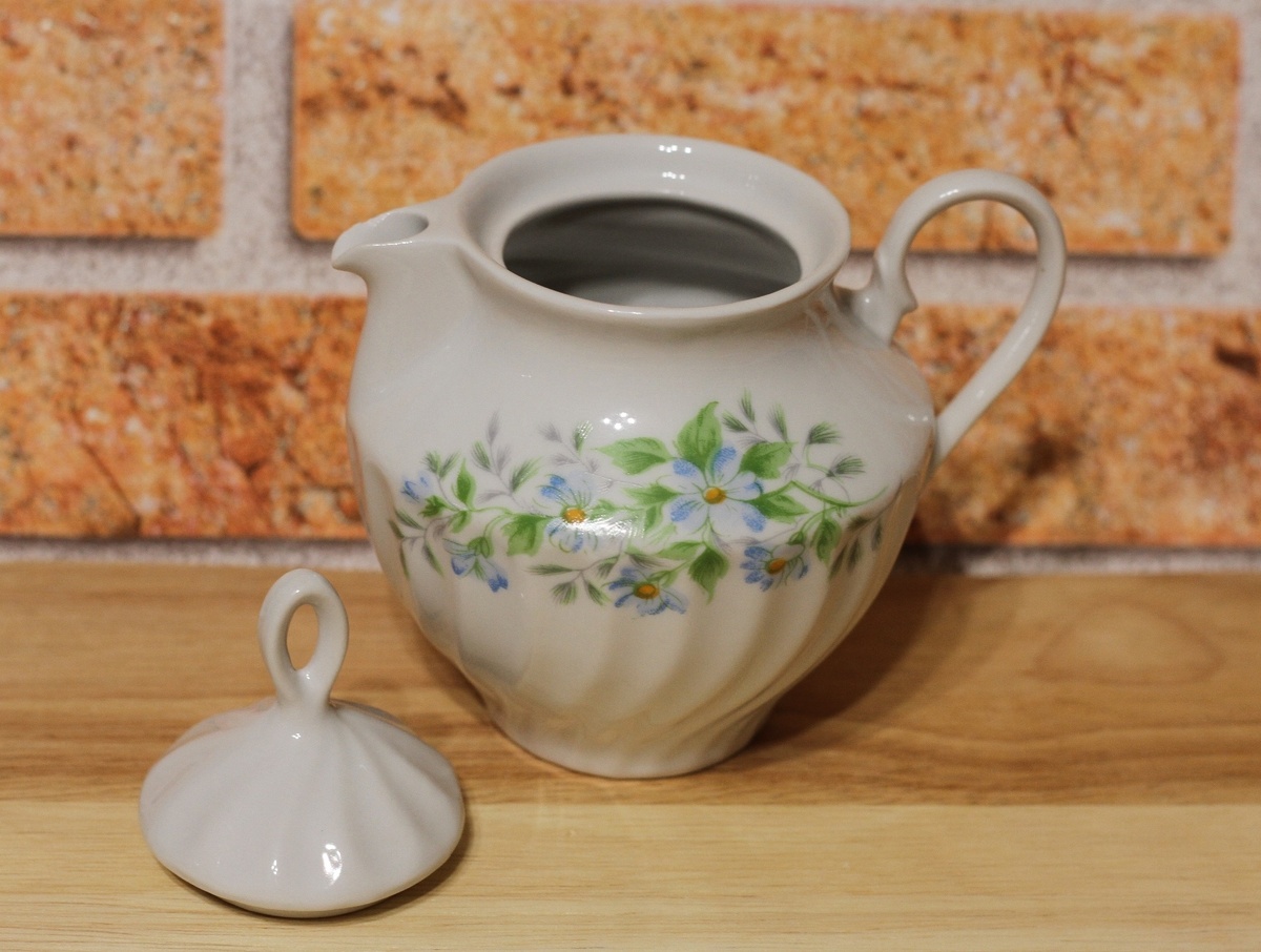 Молочник из Капчагая. Фото автора (листать вправо).