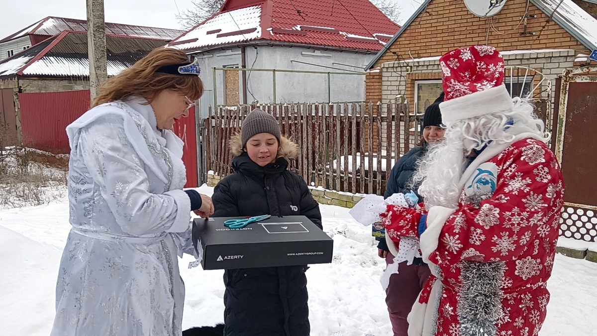    Пожарные Югры передали с добровольцами подарок для ребёнка из Курахово