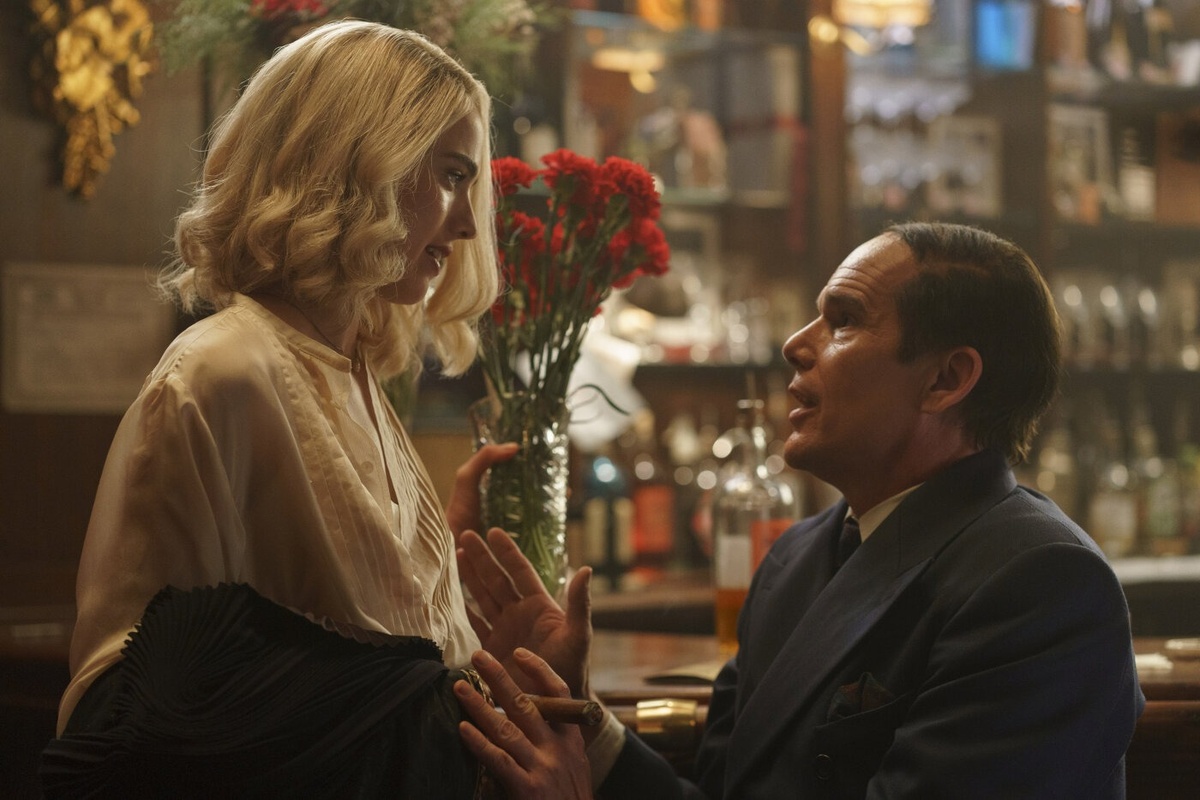 Маргарет Куолли и Итан Хоук / «Голубая луна» (2025)