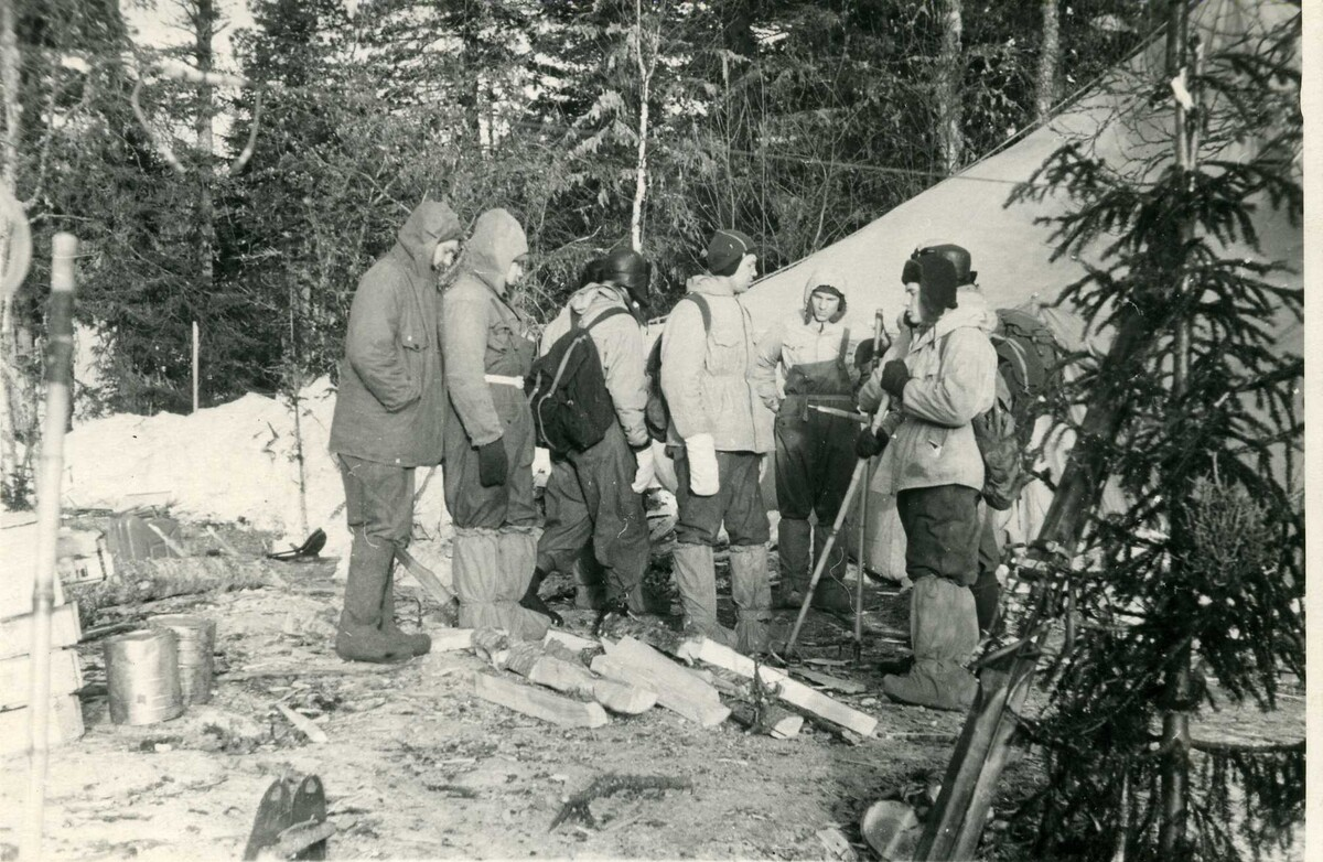 Вот откуда в "лабазе" взялся картон: в таких картонных коробках в лагерь поисковиков доставлялись продукты. 