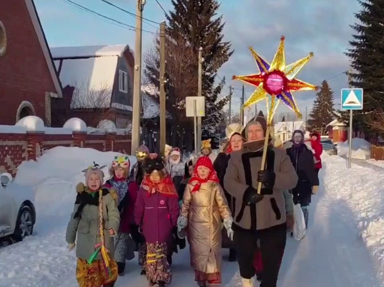     Жители Червишево вышли колядовать.Скриншот из видео: Тюменское время