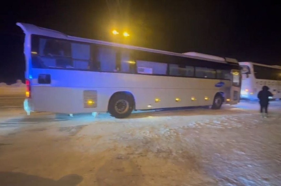    Автобус Натальи застрял в метель на трассе. Фото: ГУ МВД России по Новоисбирской области.
