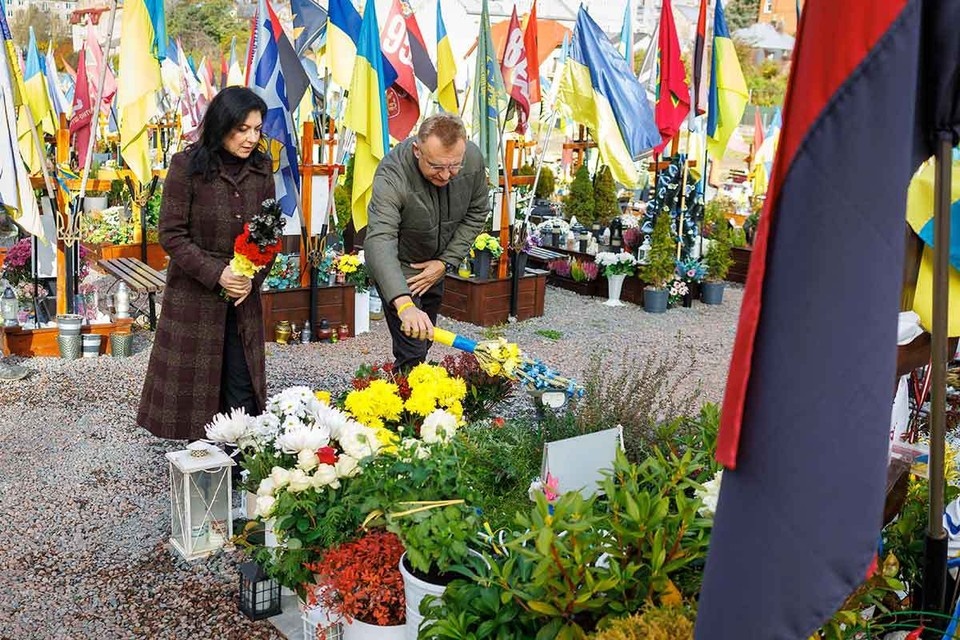    Единственная точка соприкосновения государства и общества на Украине, единственная общность между властью и населением – это кладбища. GLOBAL LOOK PRESS