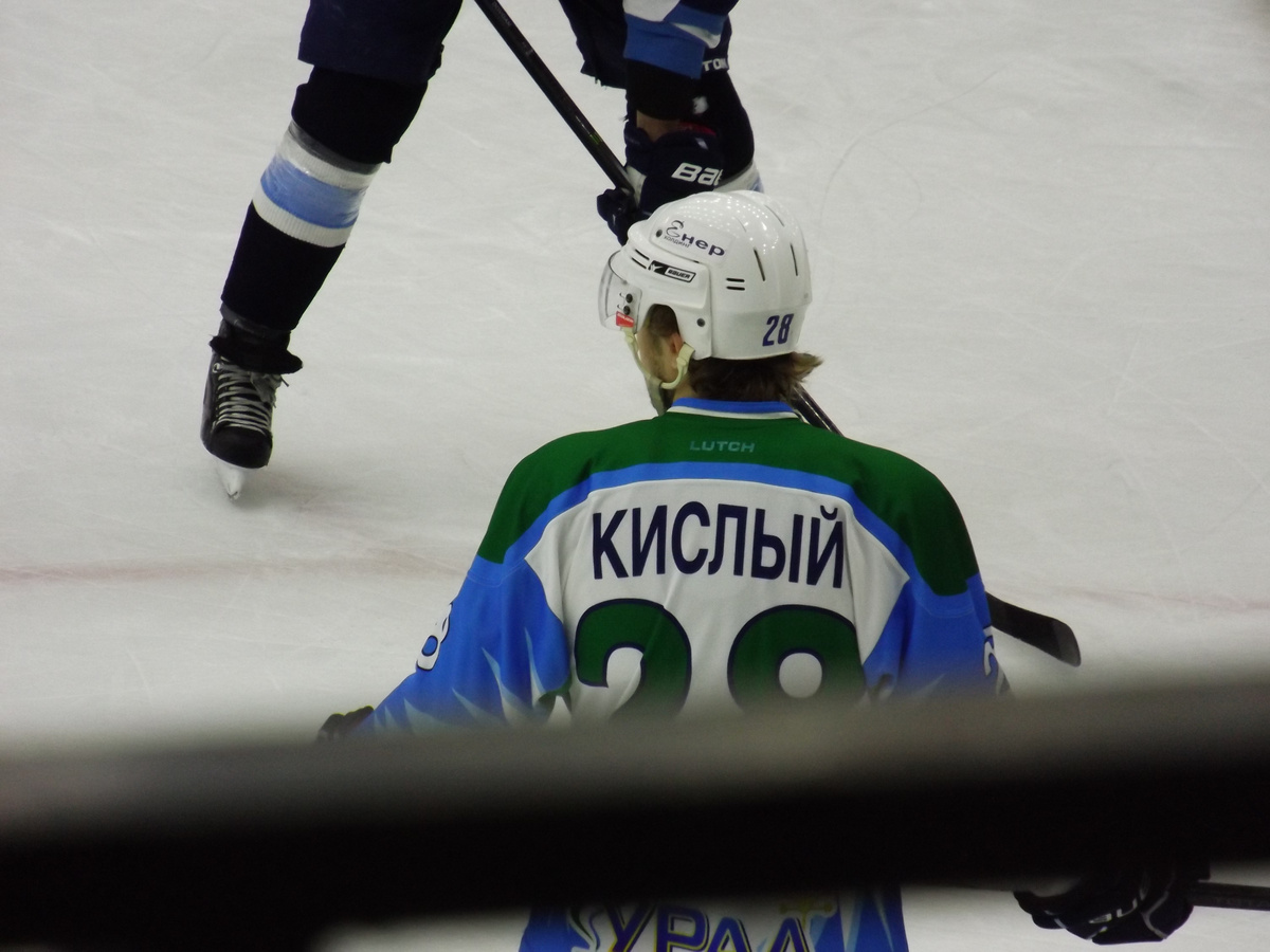 Да, в Воронеже забивал "Бурану" и хоккеист по фамилии Кислый! Причем 2 гола!