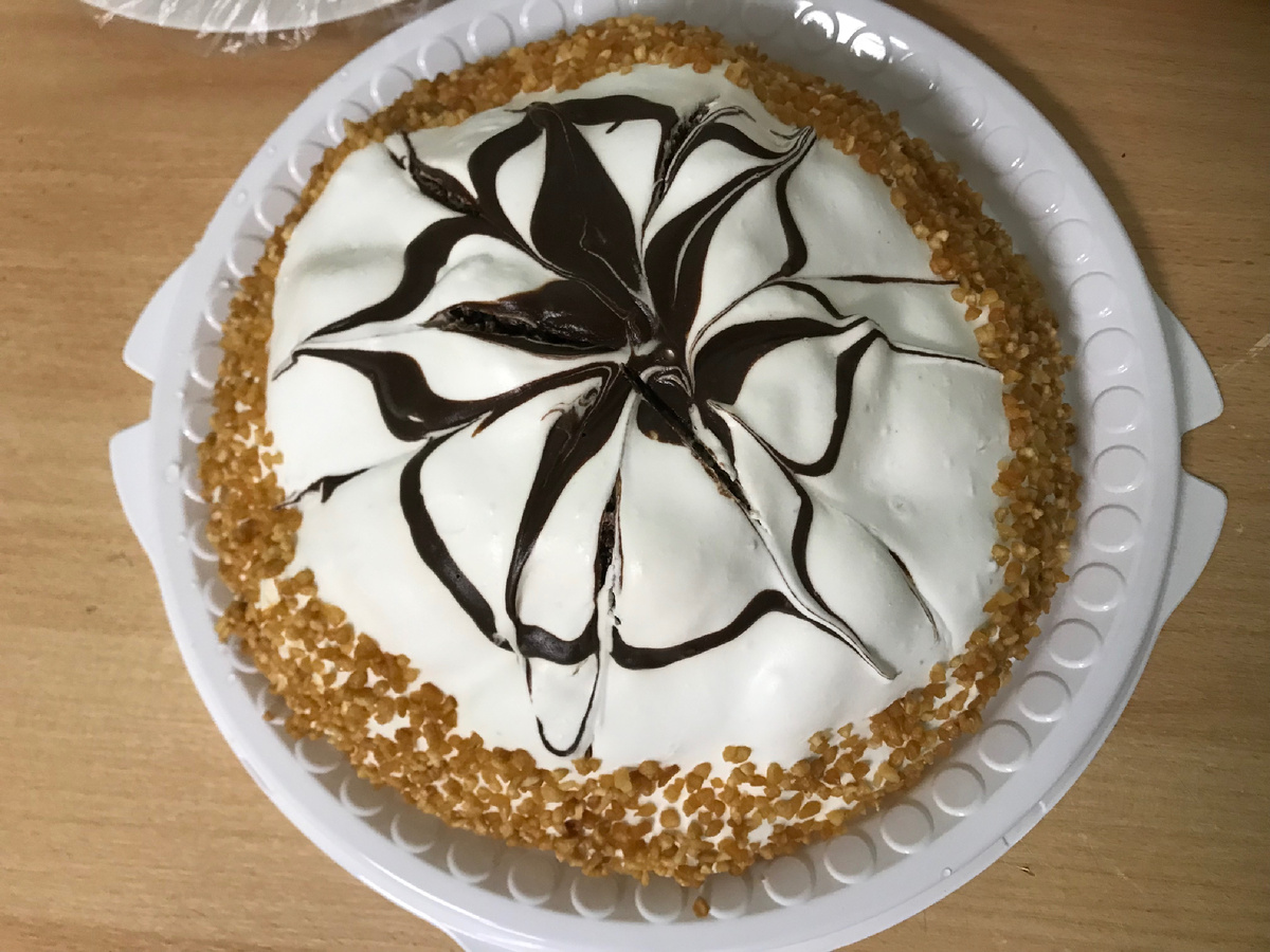 Купленный торт весом 1 кг