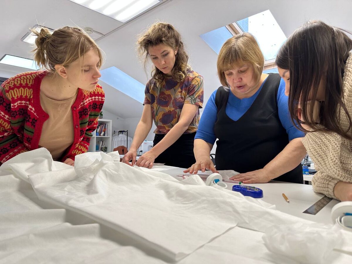 Группа курса для начинающих Швейный старт разбирает азы шитья