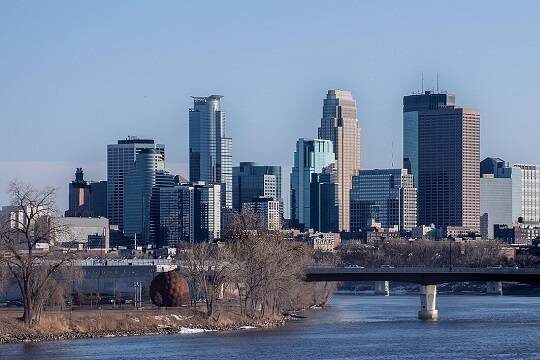    Сотрудник американской иммиграционной службы застрелил женщину рядом с местом гибели Флойда в Миннеаполисе