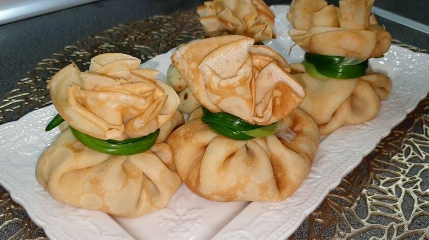 Эти блинные мешочки всегда удивляют моих гостей: сочные, сытные и с очень красивой подачей