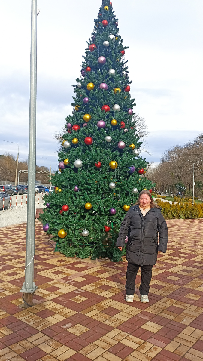 новогодняя ёлка на прогулочной зоне возле канатной дороги