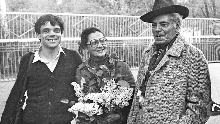 С родителями, которые прожили вместе более 50 лет. А познакомились в столовой Ленинградского техникума сценических искусств, где оба учились. Фото из архива "7 секретов"