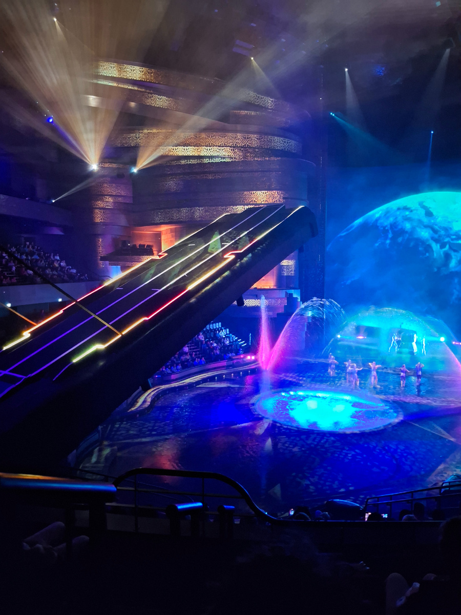 Сцена поднимается и опускается 