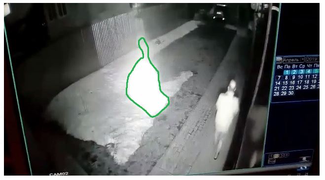 Я выделил световое пятно, которое ярче снега. Видно, что оно зыкрыло его рыхлую структуру. На фото ниже видно спускающейся столбик света к выделенному фрагменту. Скриншот с видео.