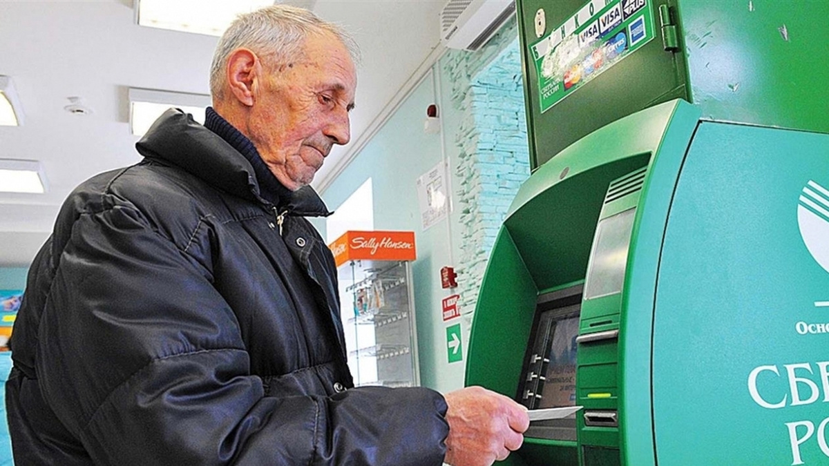 Юрист рассказал о рисках хранения пенсии на банковской карте