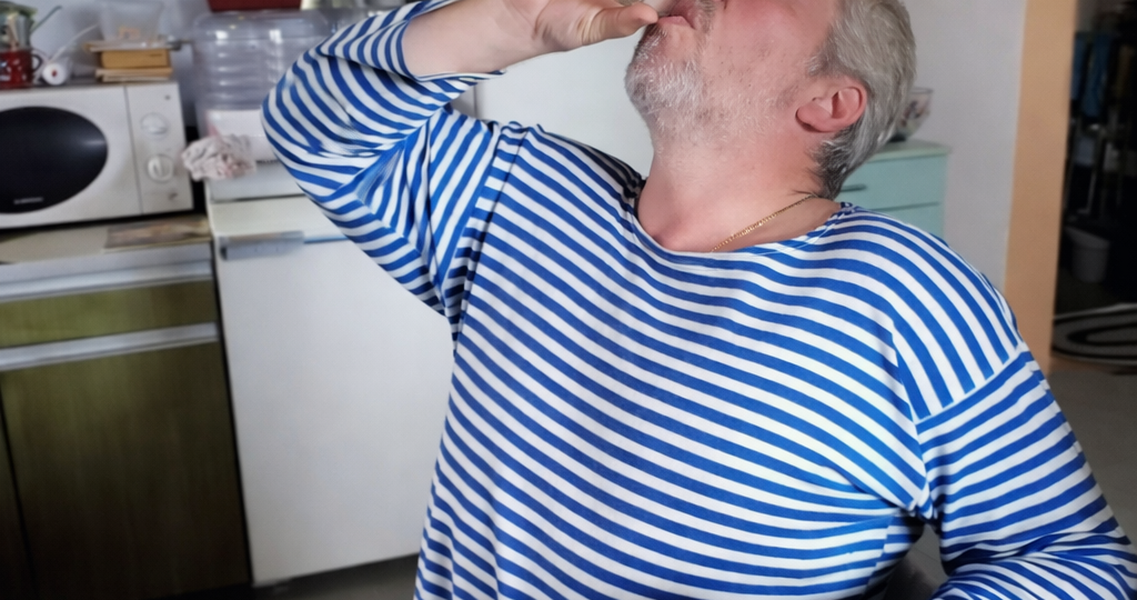 Правда ли, что самогон менее вредный для зрелого человека, чем водка? И если да, то почему так считают