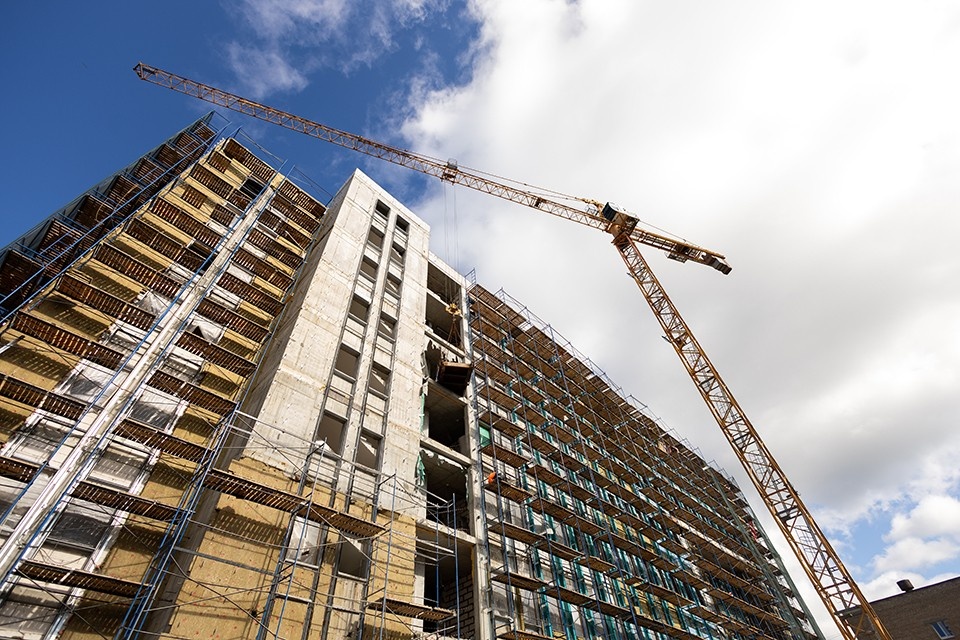    Строительство девятиэтажного медучреждения на 125 коек сейчас близится к завершению. Антон ЗАБИРОВ