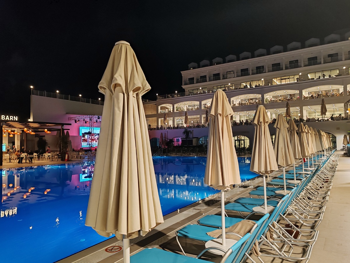 Вечерний бассейн отеля Arcanus Trendline 5*