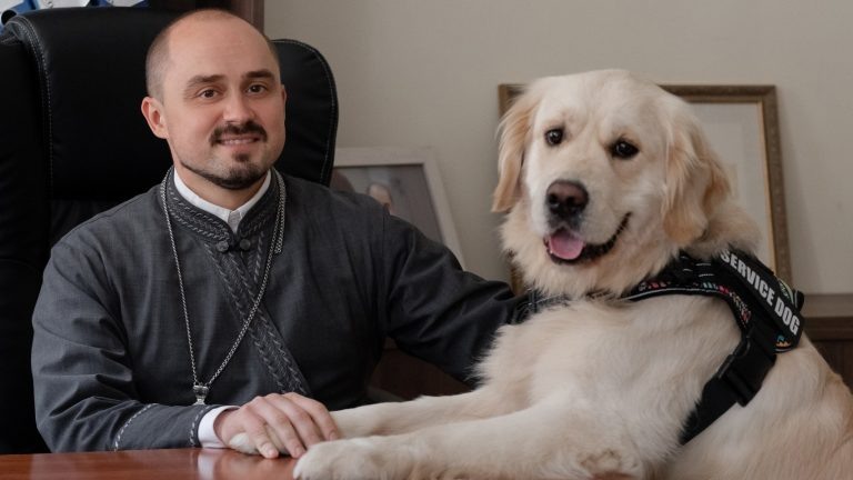 «Гектор – эмпатичный пес». Православный священник из Минска и его собака прошли обучение канистерапии и теперь помогают особенным детям
