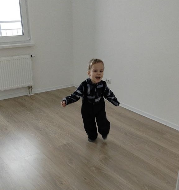 Паша в своей комнате