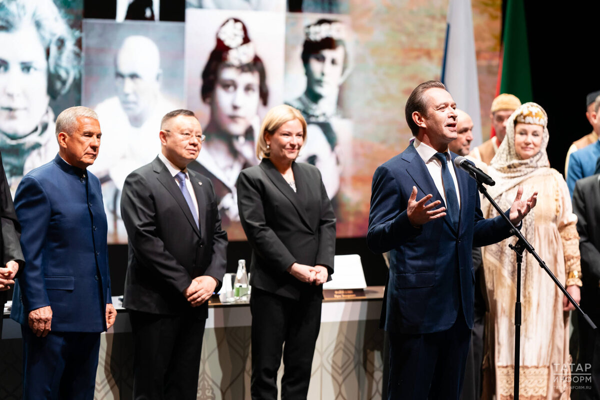 Рустам Минниханов, Ирек Файзуллин, Ольга Любимова и Владимир Машков на открытии нового здания театра имени КамалаФото: © Салават Камалетдинов / «Татар-информ»