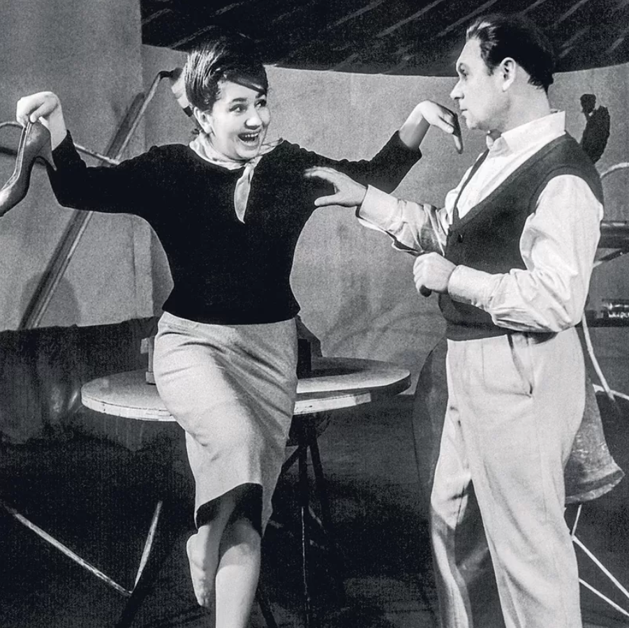 Инна Ульянова с Николаем Трофимовым в спектакле «Трехминутный разговор», 1959 год