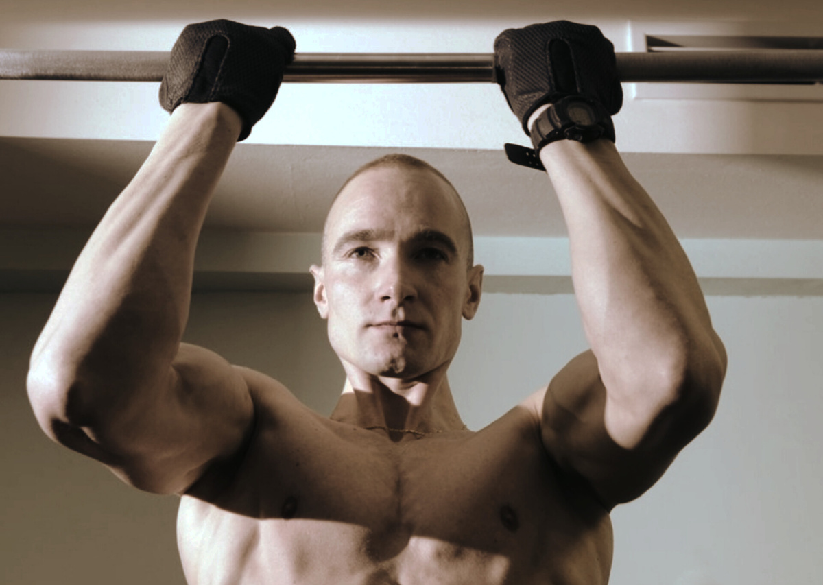 Упражнение 1. Частичные подтягивания обратным узким хватом