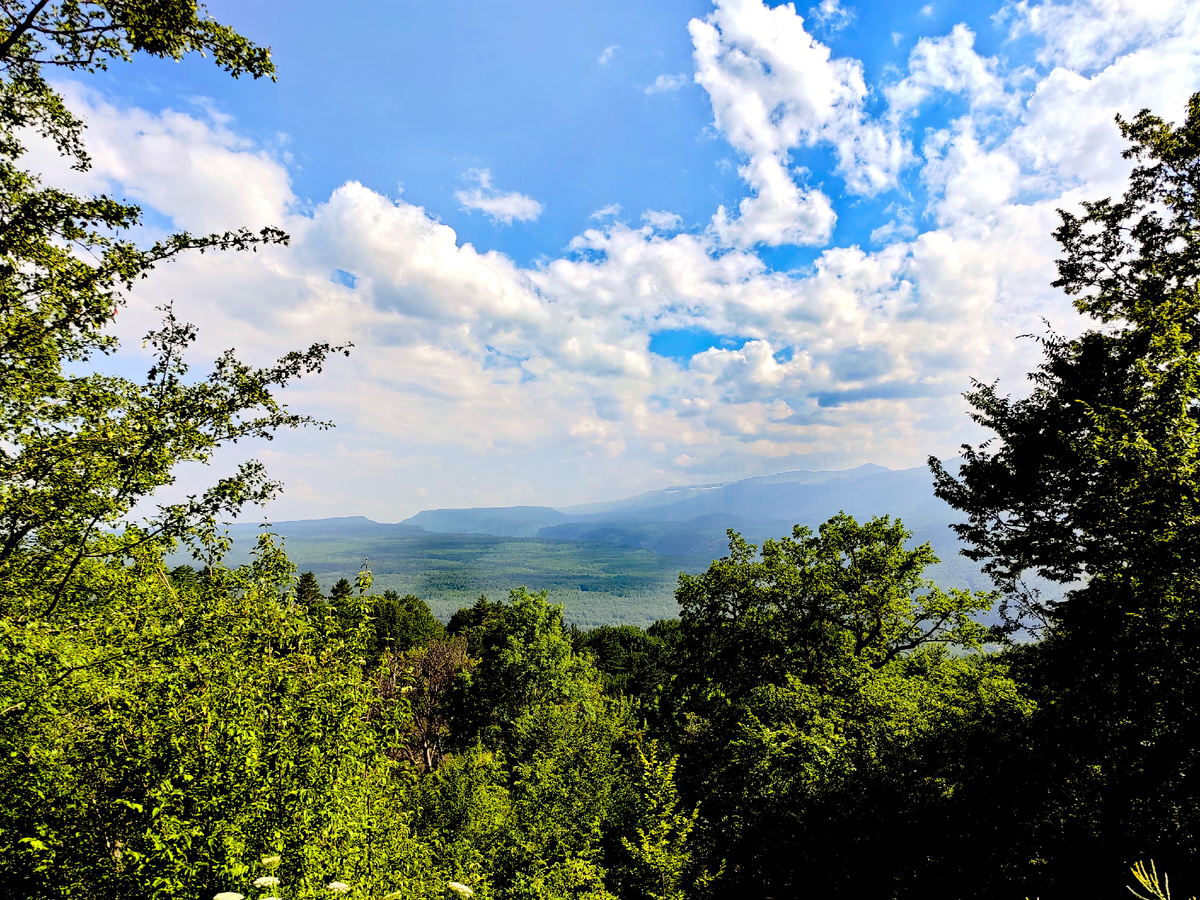 Вид на горы по дороге в поселок Мезмай. Фото автора
