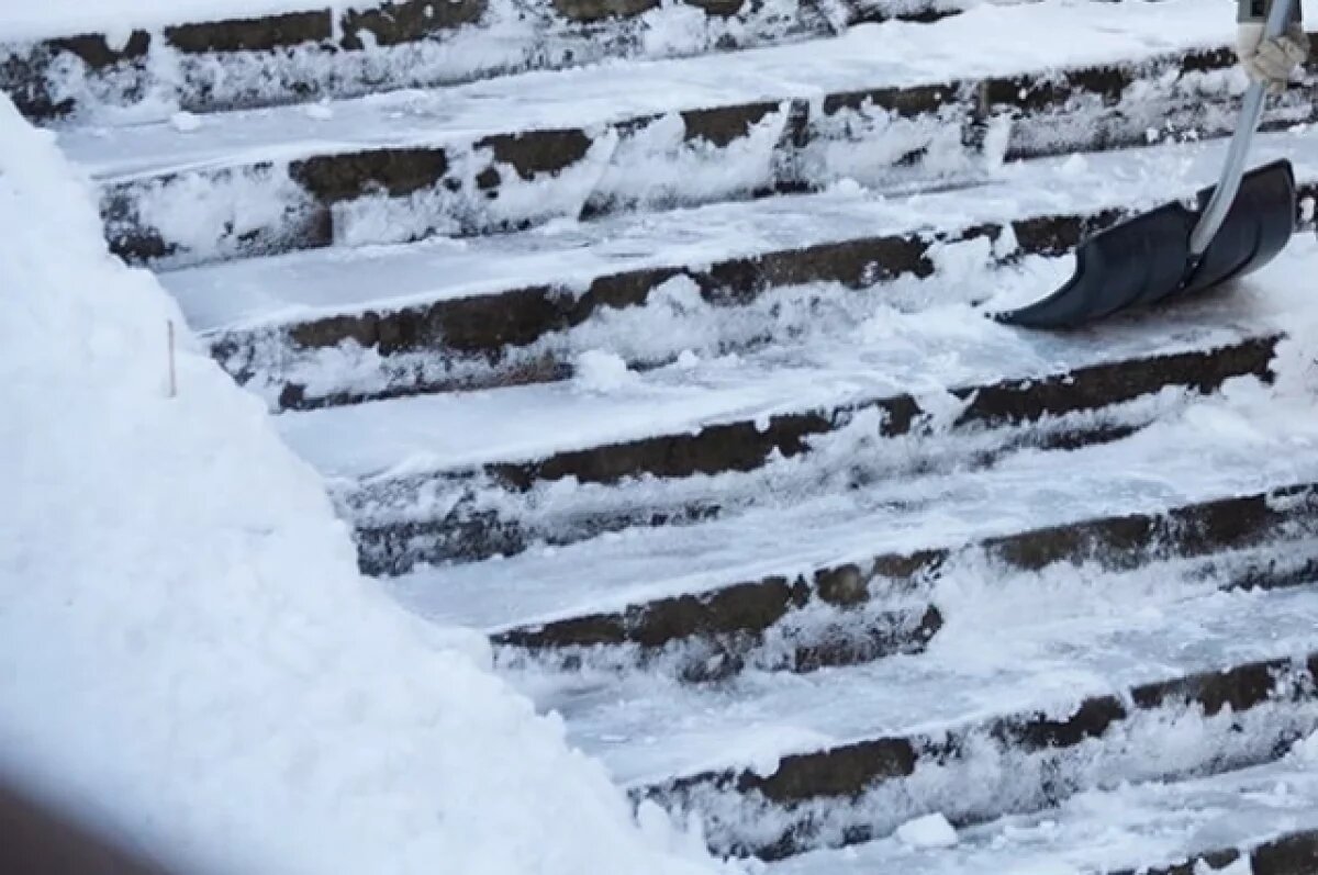    Калужане сами чистят дворы и преодолевают снежные завалы на остановках