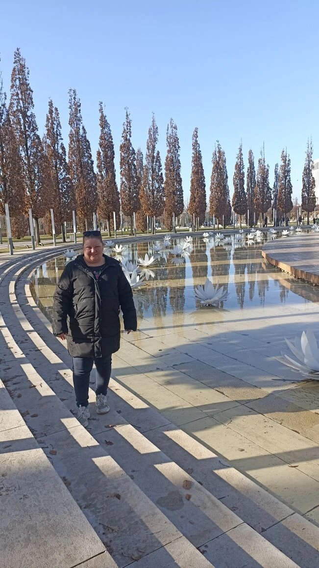 пруд с кувшинками недалеко от стадиона