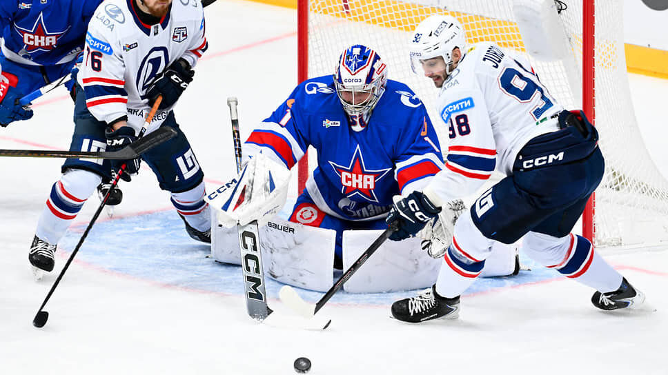 В дуэли со СКА тольяттинцы нашли в себе дополнительные резервы. Их форвард Томаш Юрчо (справа) после многочисленных спасений Иванова сократил счет до минимума на 50-й минуте — 2:3.📷Фото: ХК СКА