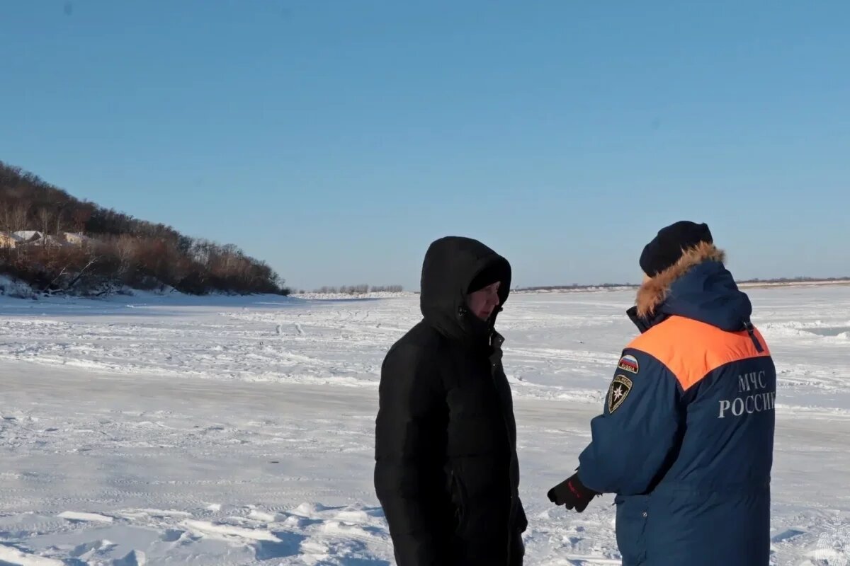    Спасатели провели рейды на льду Амура под Хабаровском перед Рождеством