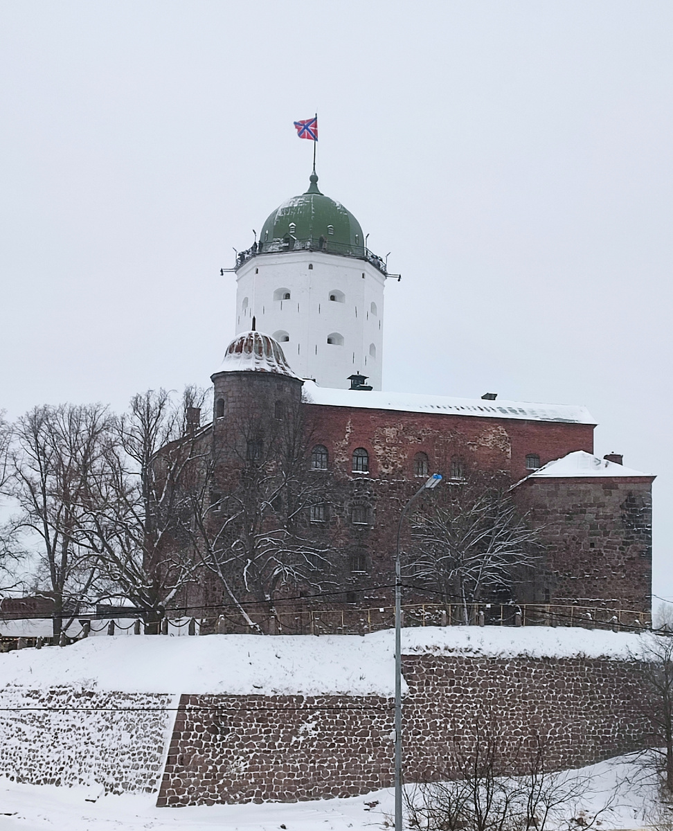 Вид на заснеженный замок.