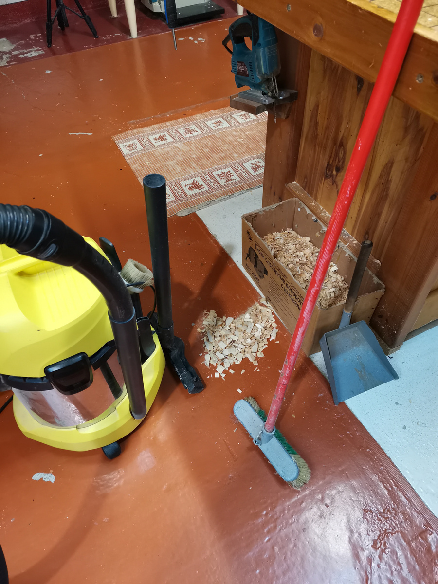  Ящик из под тисов не сочтите за рекламу. А хотя... ящик рекомендую, служит уже лет семь, без нареканий. А вот тисы лопнули на первом же несильном зажатии.