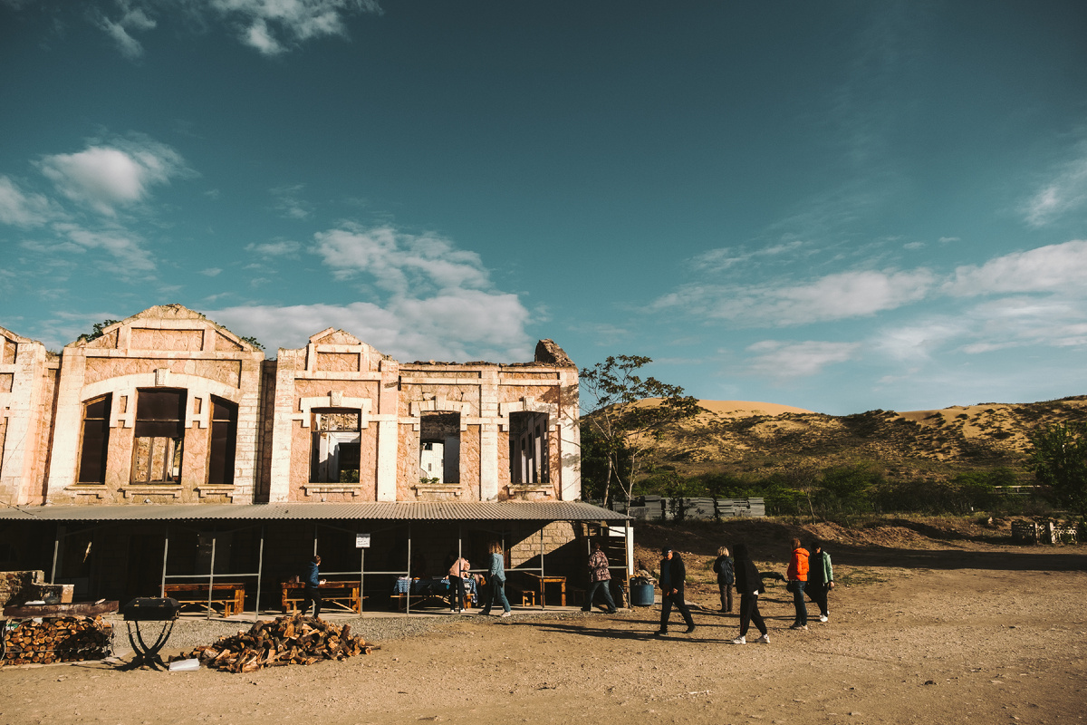 Вот так выглядит сейчас станция. Тут явно предусмотрена какая-то кафешка, но мы приехали так рано, что еще никого нет.