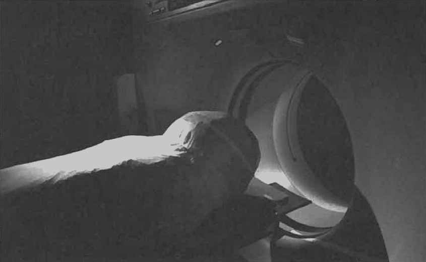 Загрузка мумии в аппарат для КТ