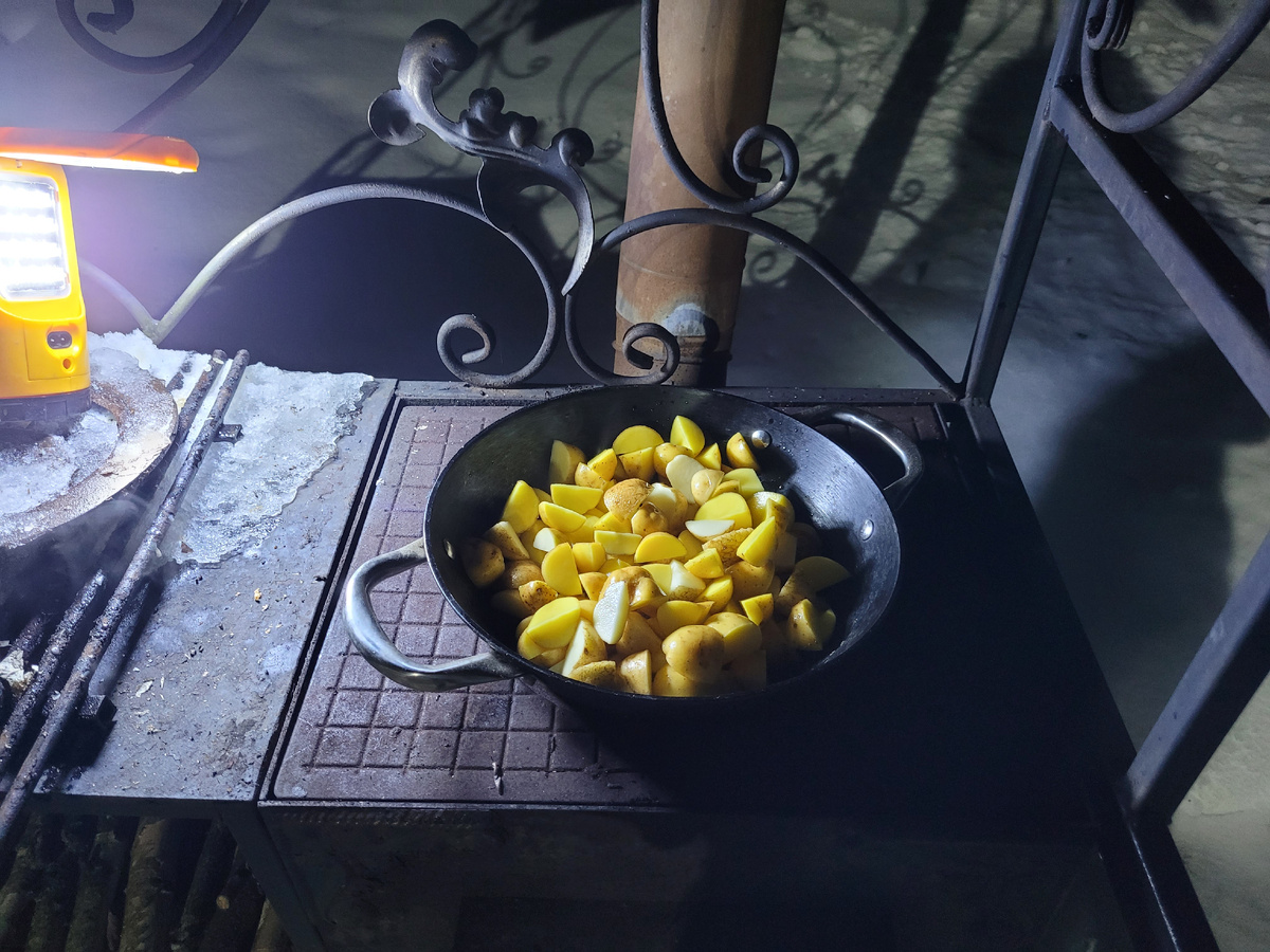 Сначала картошка.