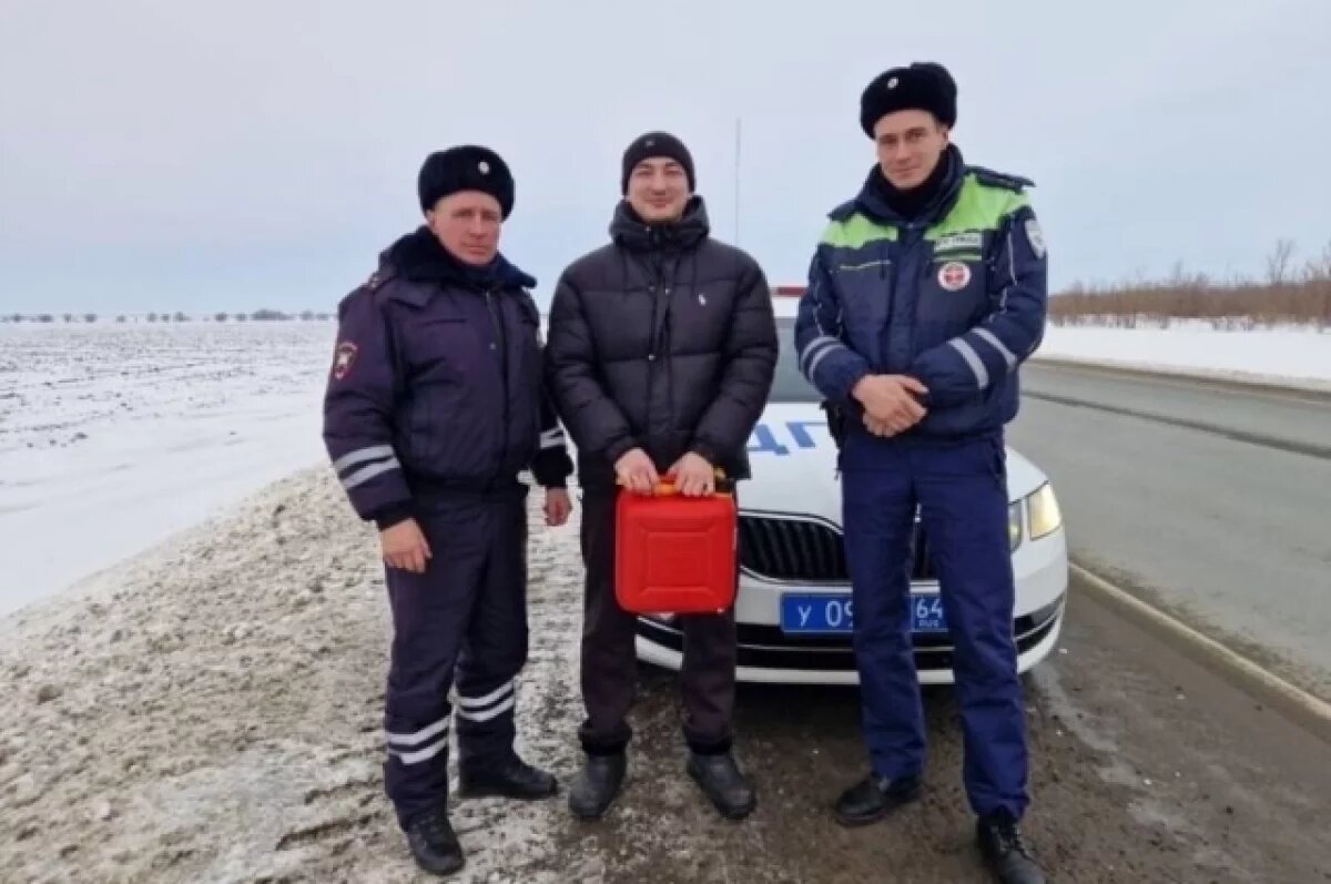    Полицейские спасли автомобилиста с беременной женой на саратовской трассе
