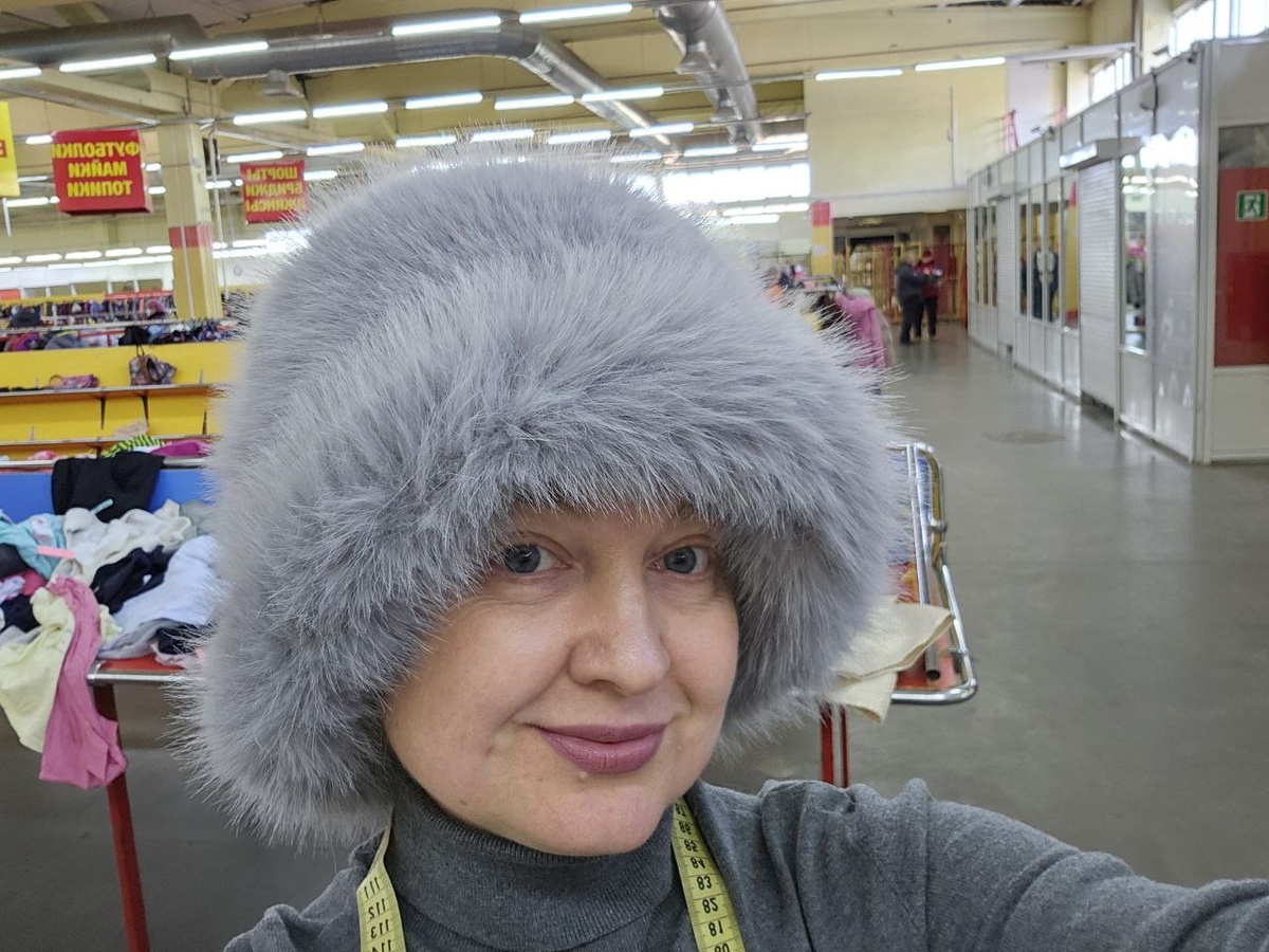 Примерила  новую шляпу. Смотрится хорошо, жаль, что полиэстр.