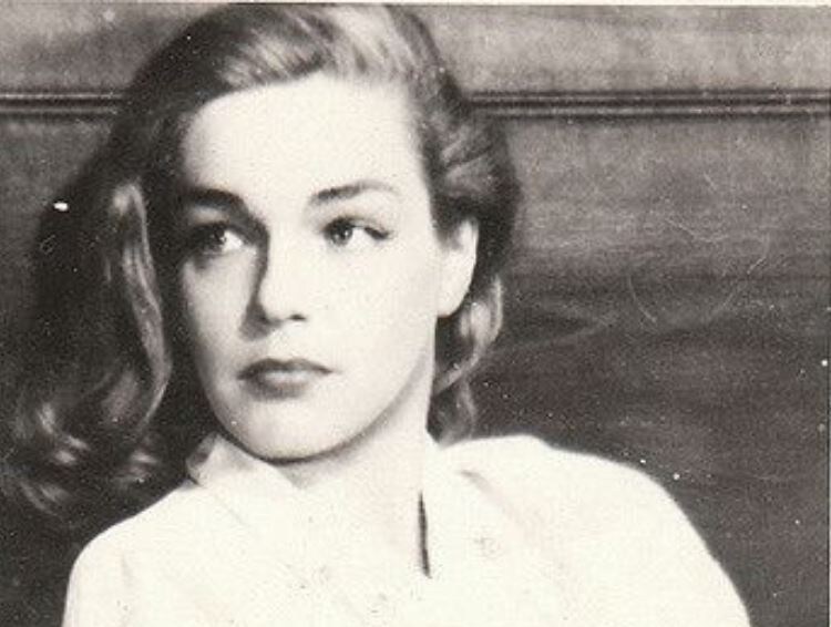 Симона в юности. 