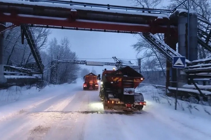    В ночную смену улицы города убирали 63 спецмашины.
