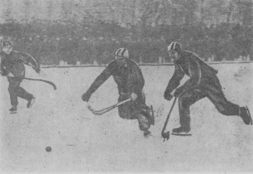 На фото: фрагмент матча иркутского «Локомотива» и красноярского «Металлурга», 8 января 1956 года