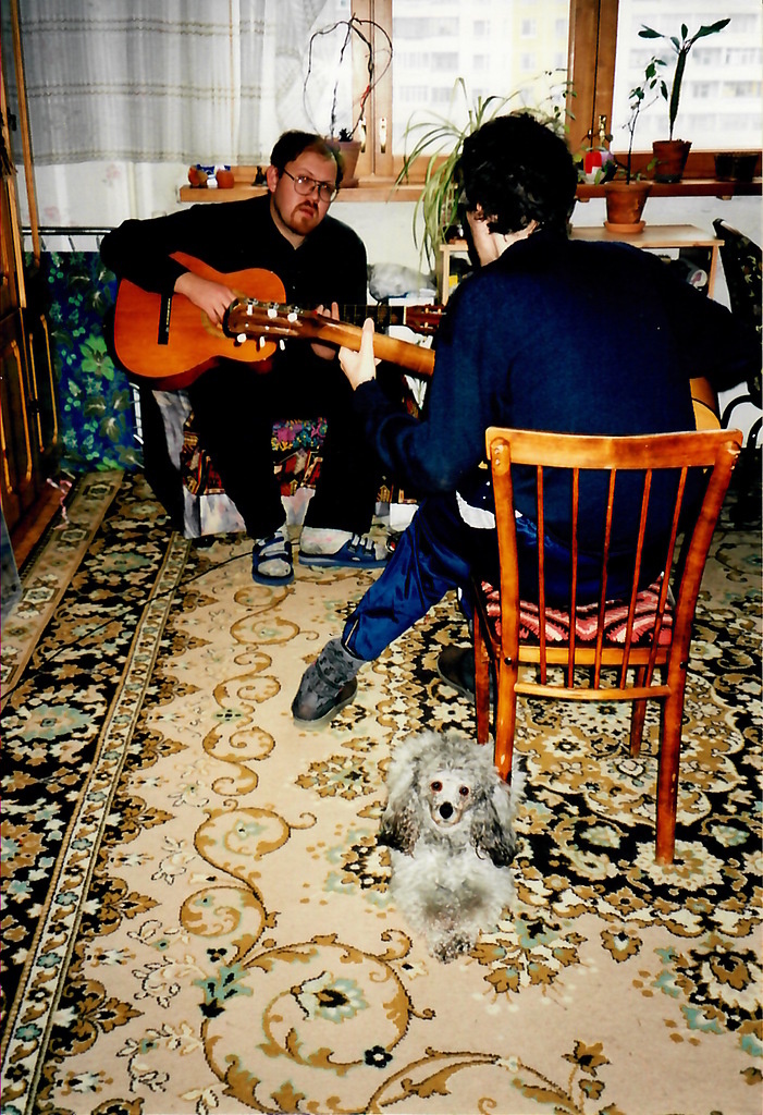 Константин пытливо смотрит на меня, пытаясь понять, какую очередную лажу я выдам. Собачонка на переднем плане присматривает за порядком