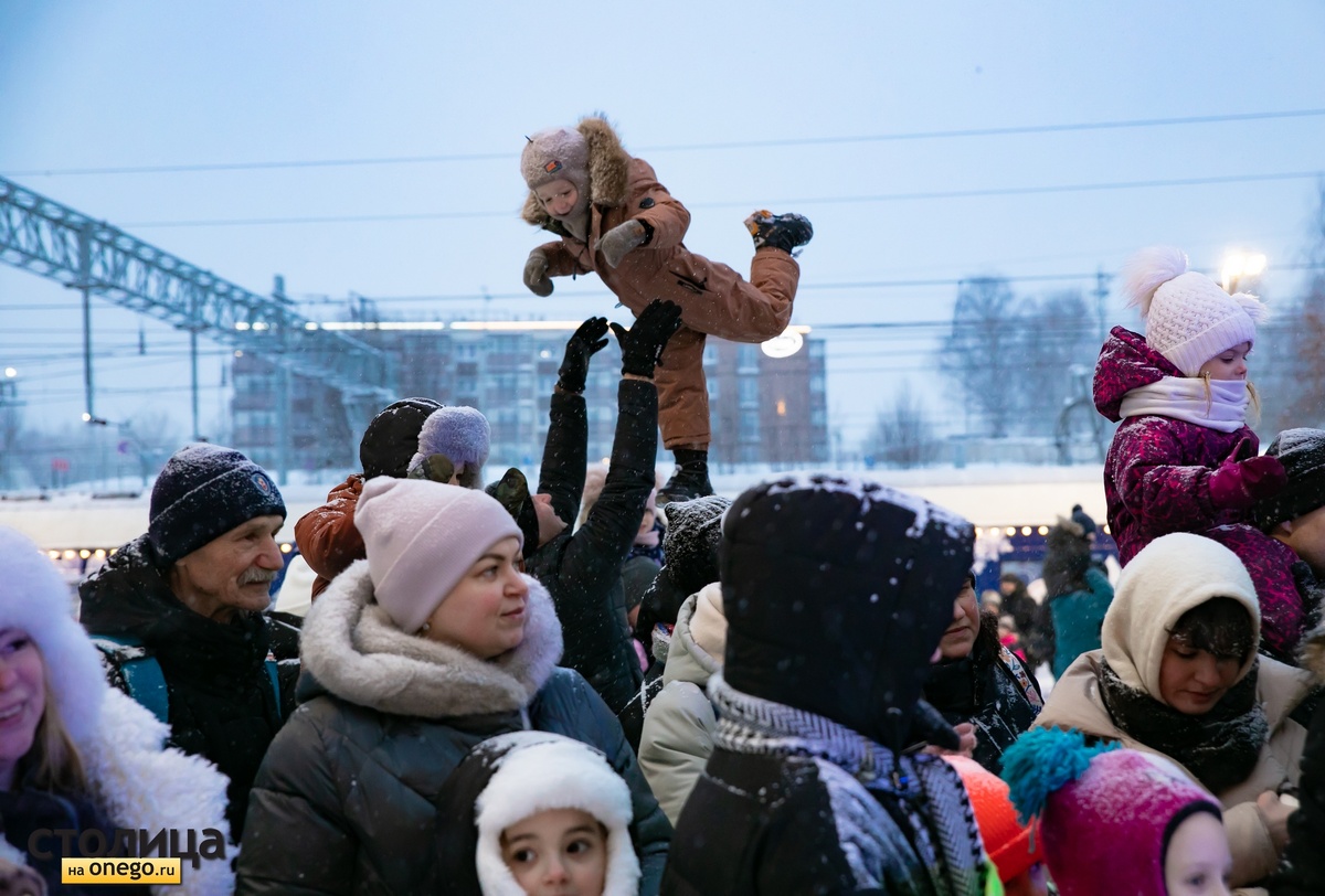    Поезд Деда Мороза прибыл на вокзал в Петрозаводске© Людмила Корвякова