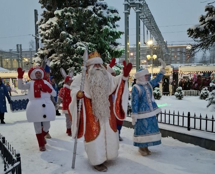    Поезд Деда Мороза прибыл на вокзал в Петрозаводске© Людмила Корвякова