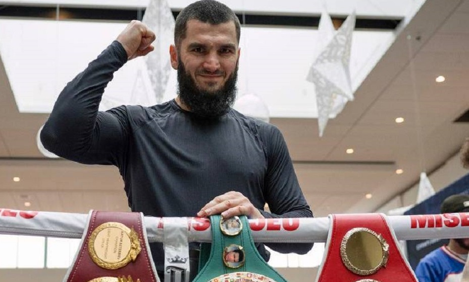    Бетербиев: Можно было бы провести бой с Махачевым по правилам бокса. Фото: соцсети Артура Бетербиева