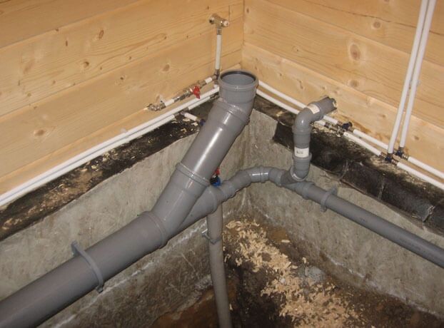 Канализация в деревянном доме: ошибки, которые обходятся слишком дорого