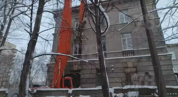    «Оцепление из мигрантов» против горожан: в Петербурге начался снос Всесоюзного НИИ целлюлозно-бумажной промышленности