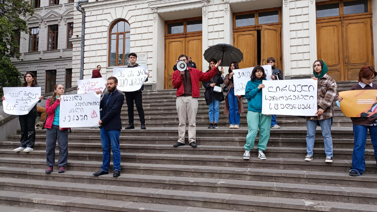 Акция протеста студентов во дворе ТГУ 2 мая 2022 года ©Sputnik