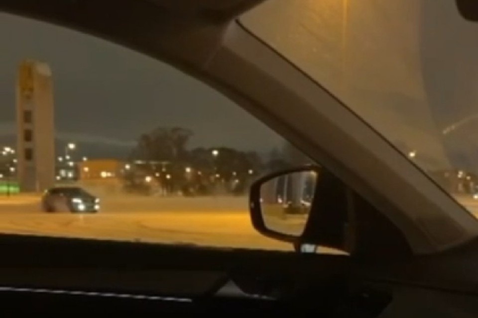    Мужчины устроили опасный заезд у "Зенит Арены". Фото: Полиция Петербурга