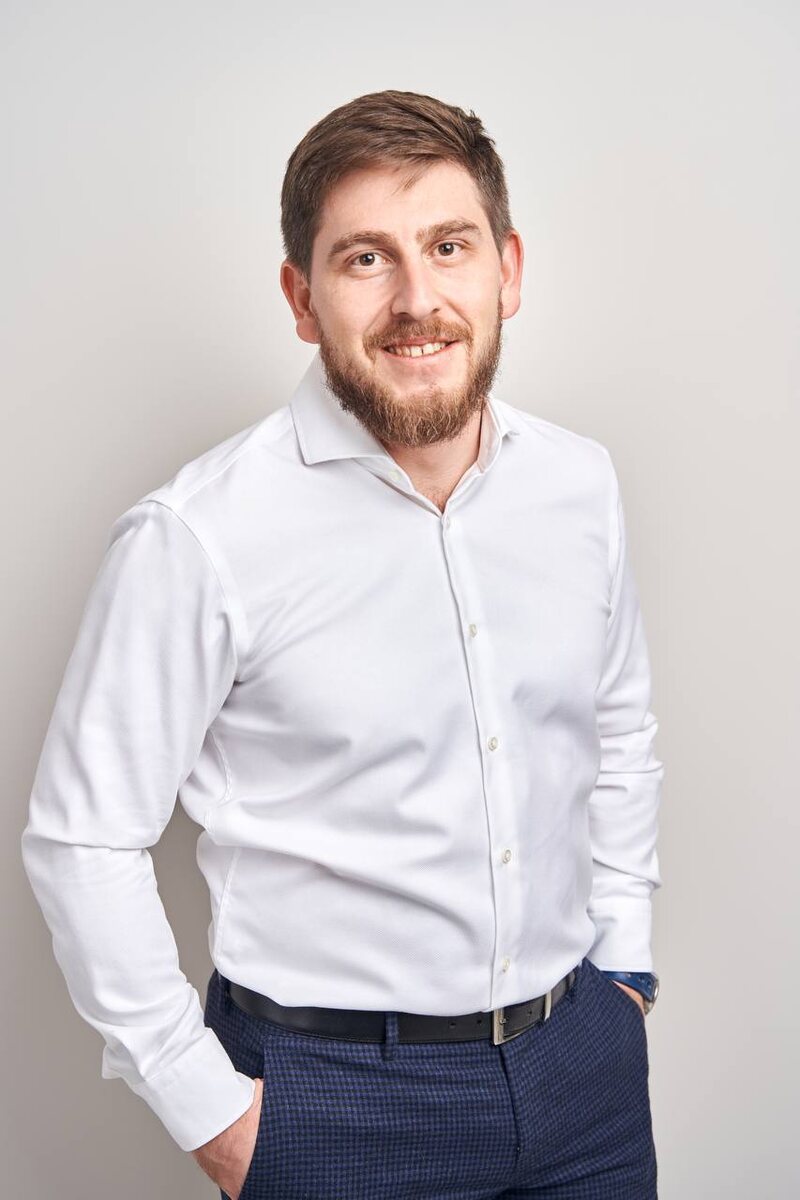 Артем Газаров — основатель и владелец сети стоматологических клиник «Белая радуга»