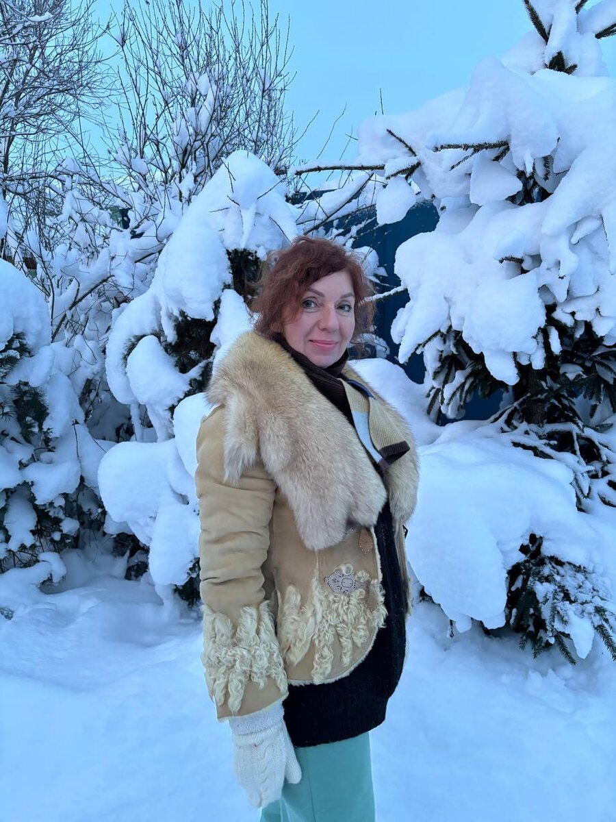 Автор на даче у себя в саду. В старой, но такой милой и любимой натуральной шубке, которой больше 20 лет. 